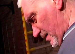 Kleindochter slikt sperma van opa