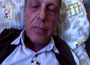 Kleindochter trekt opa zijn lul leeg