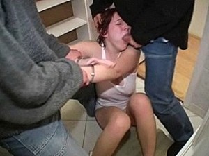 Huilend meisje gedwongen lul te pijpen